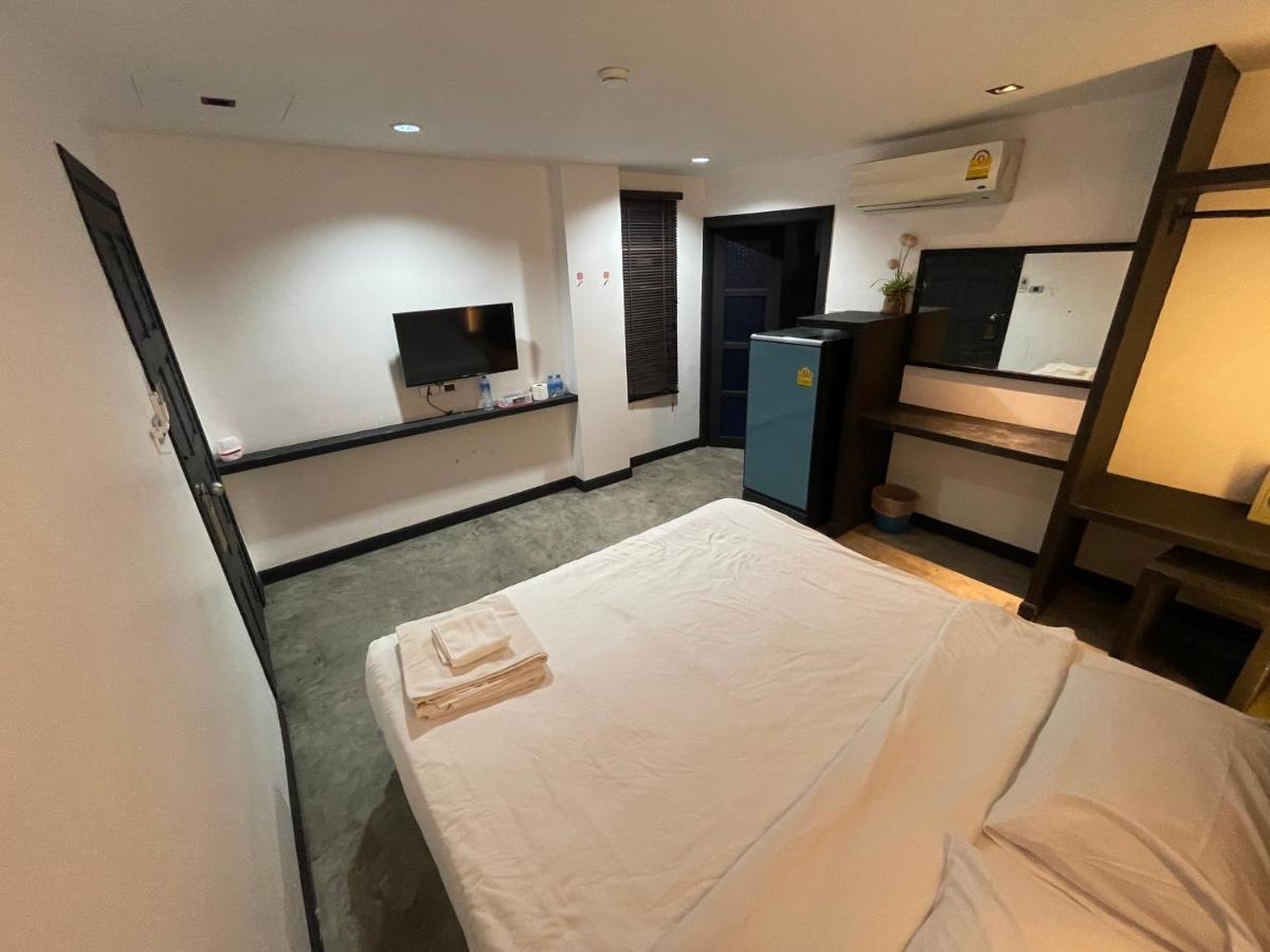 Islanda Hotel Patong Extérieur photo