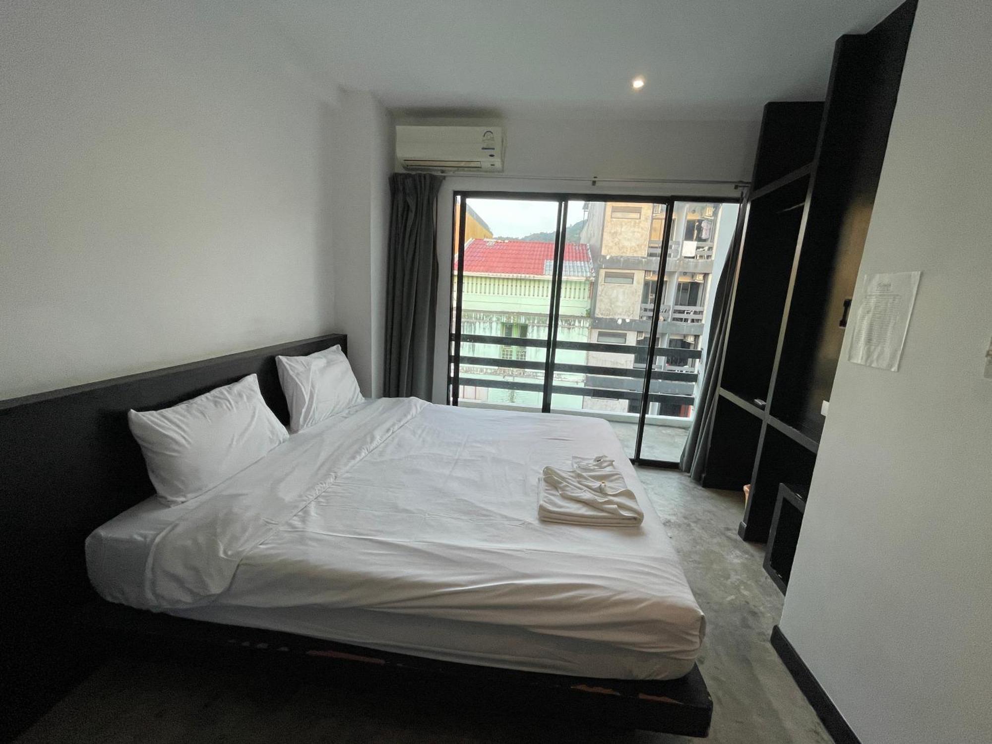 Islanda Hotel Patong Extérieur photo